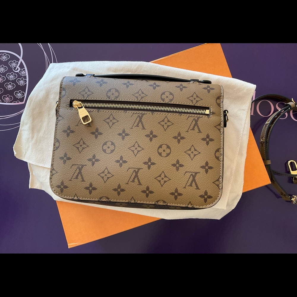 Sold Louis Vuitton Reverse Monogram Pouchette Métis - Picture 3 of 16